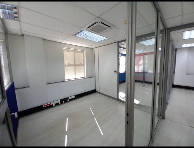 1,940M² OFFICE TO LET IN BRYANSTON